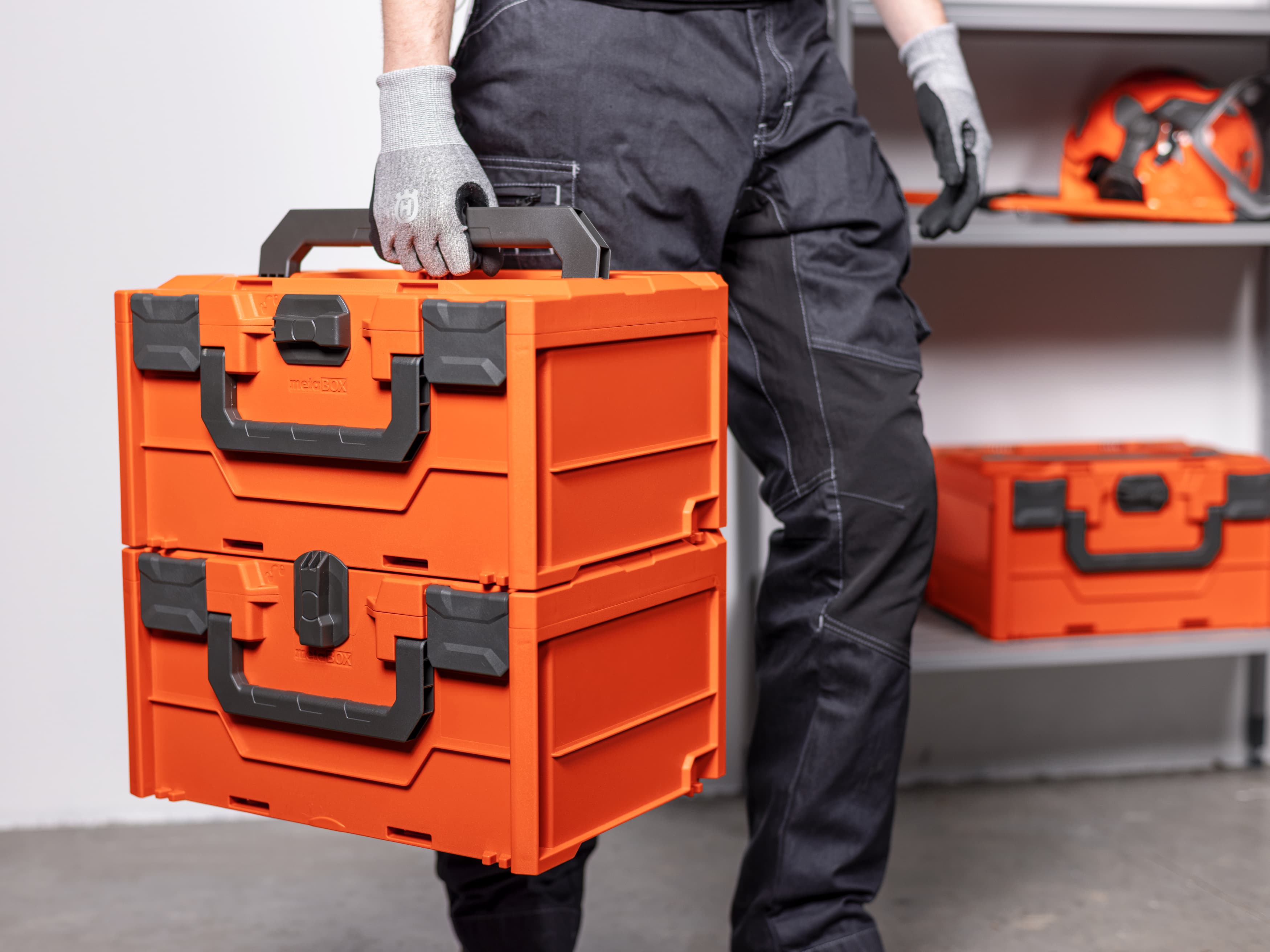 Ergonomic lid handle, ideal when carrying a stack of boxes. image