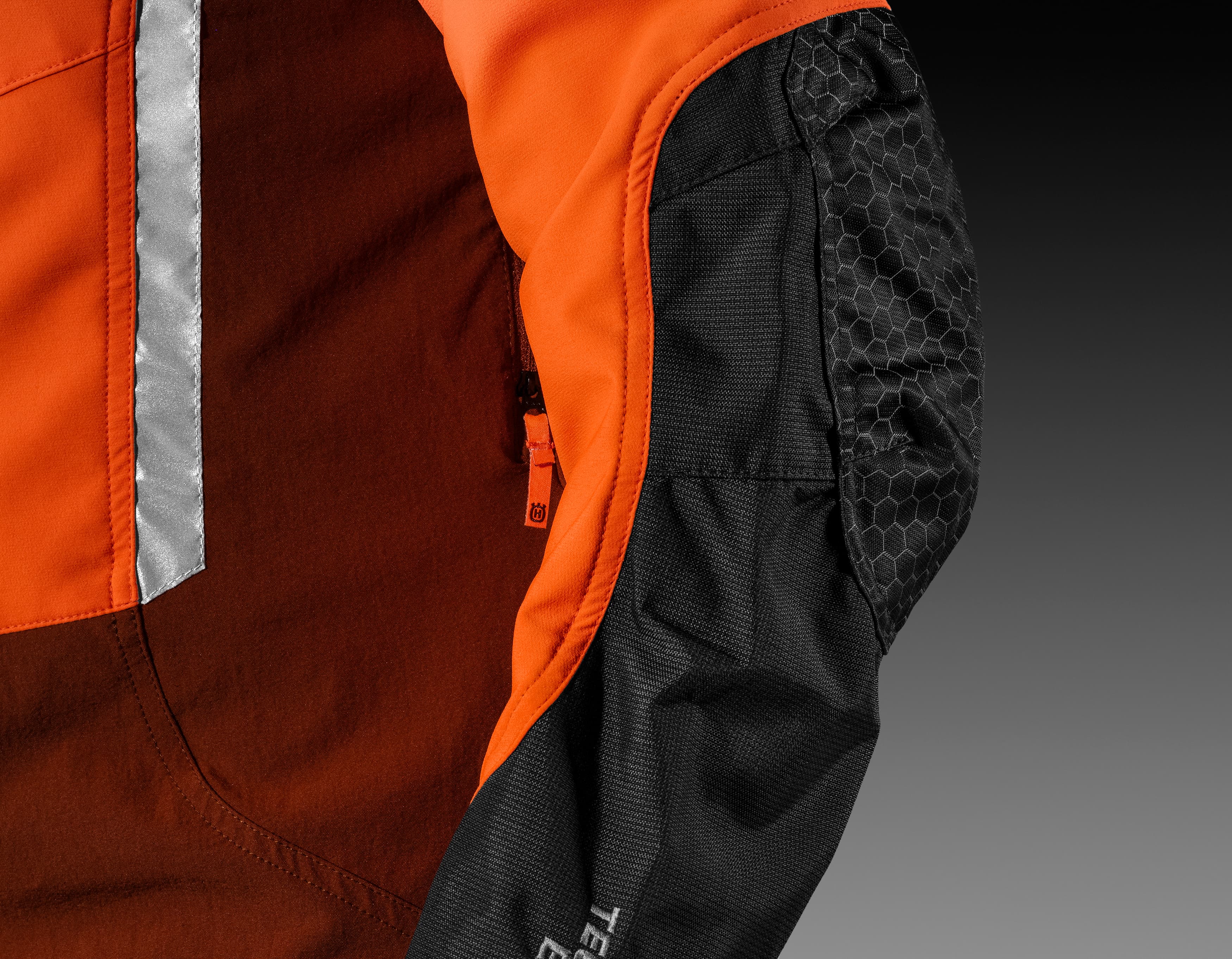 The pre-bent elbow design of the jacket ensures a perfect fit in all working positions. image