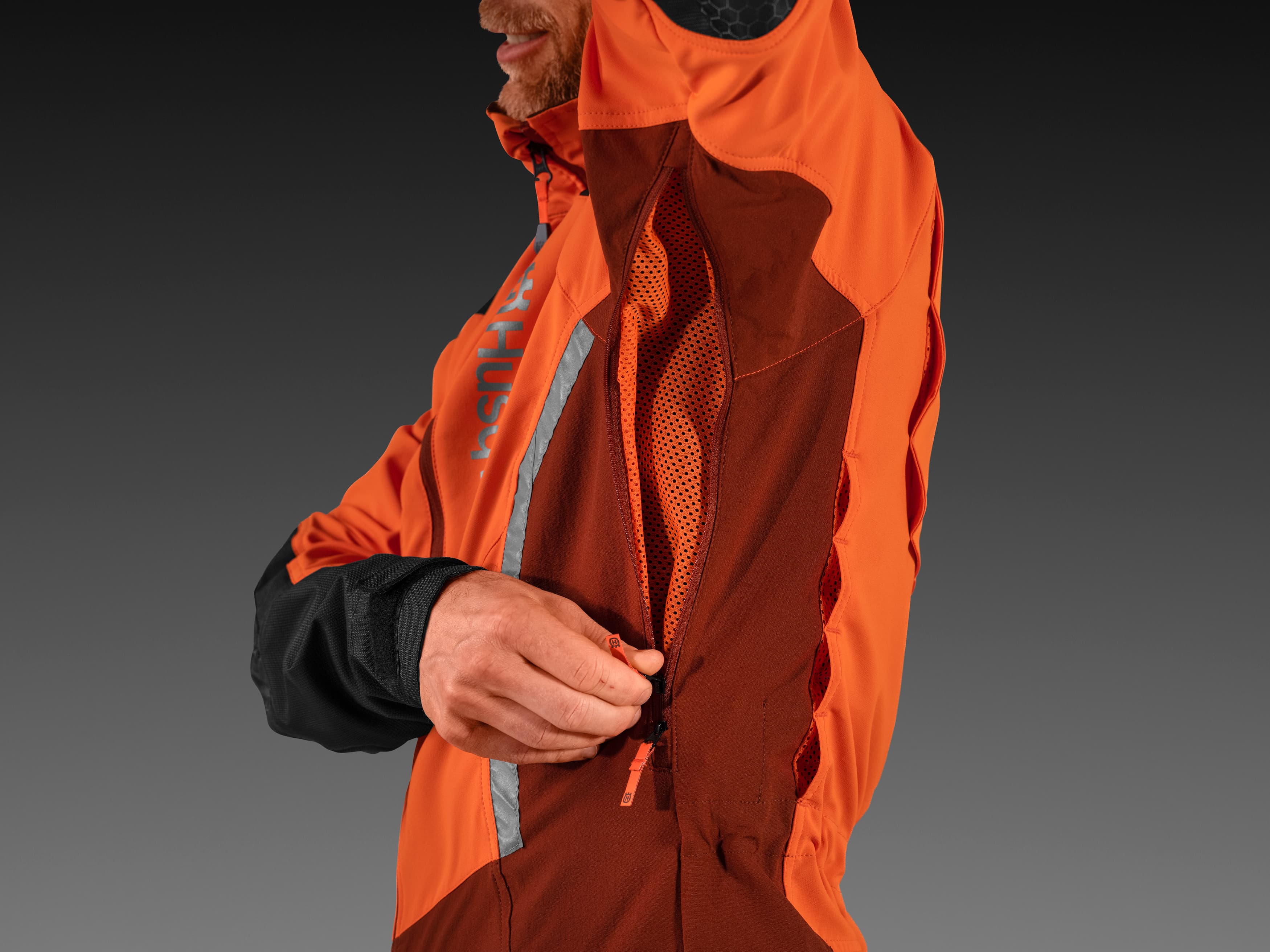 Stay cool and comfortable all day with ventilation zippers under the arms and opening at the yoke. The mesh lining on the back provides a cooler feeling against the skin and dries quickly when wet. image